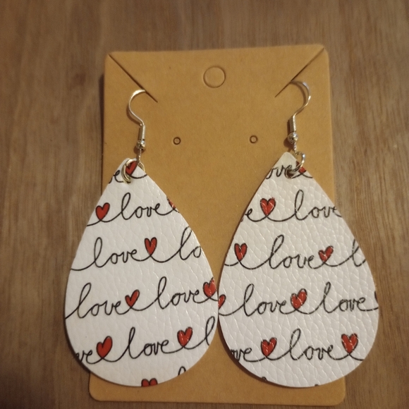 Love 💕 teardrop earrings - Picture 4 of 5